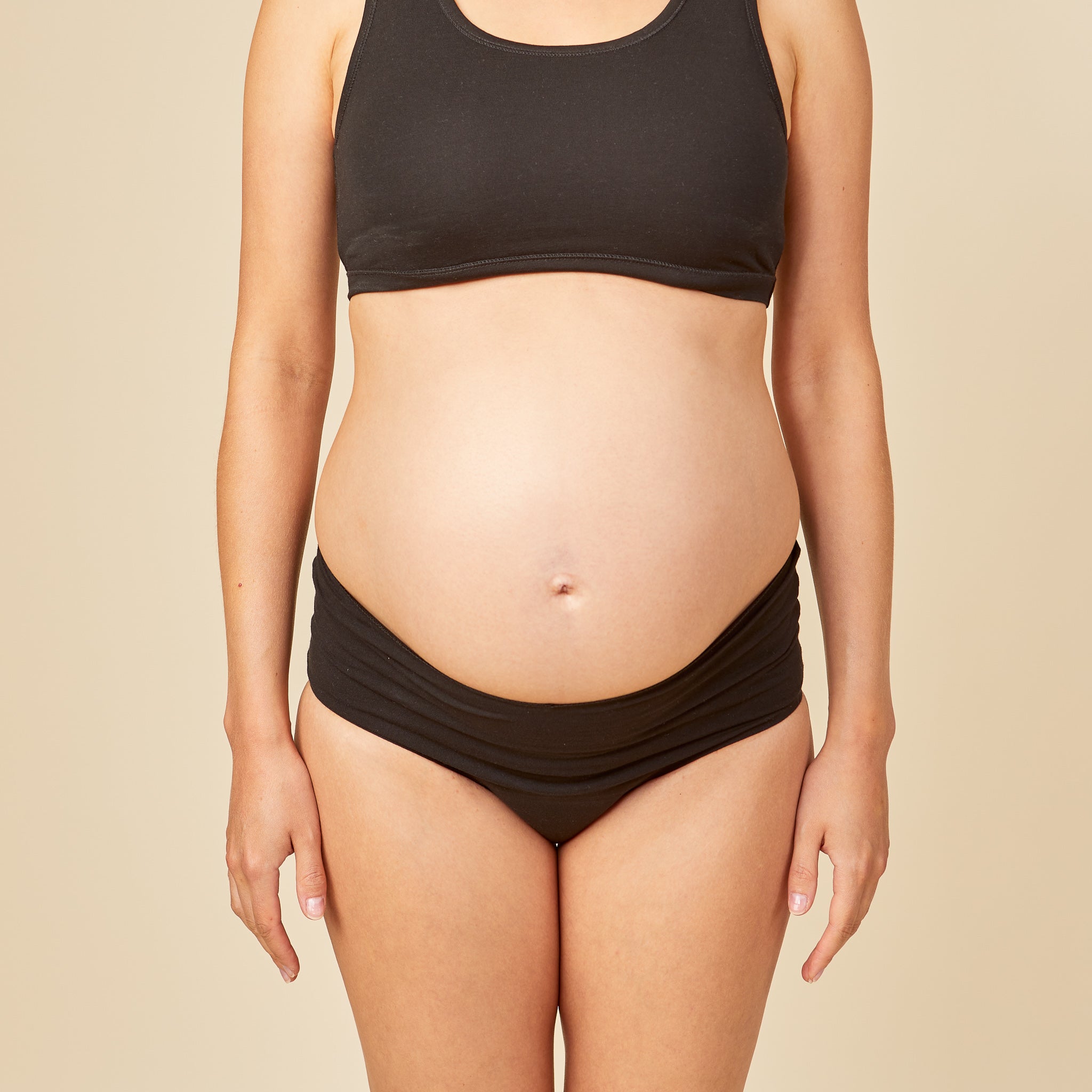 dais maternity absorbent and washable underwear from the front modelled on a pregnant woman.