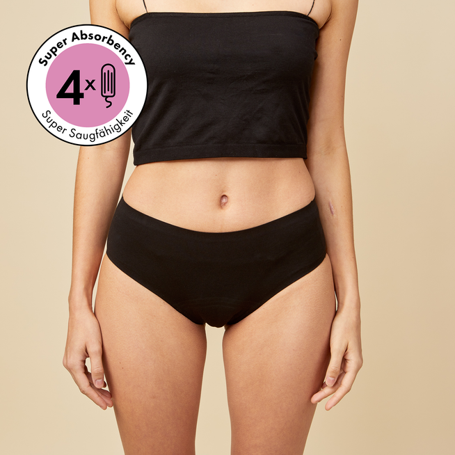 dais period underwear hipster in black made of organic cotton worn by a model. Super absorbency of up to 4 tampons of blood. 
