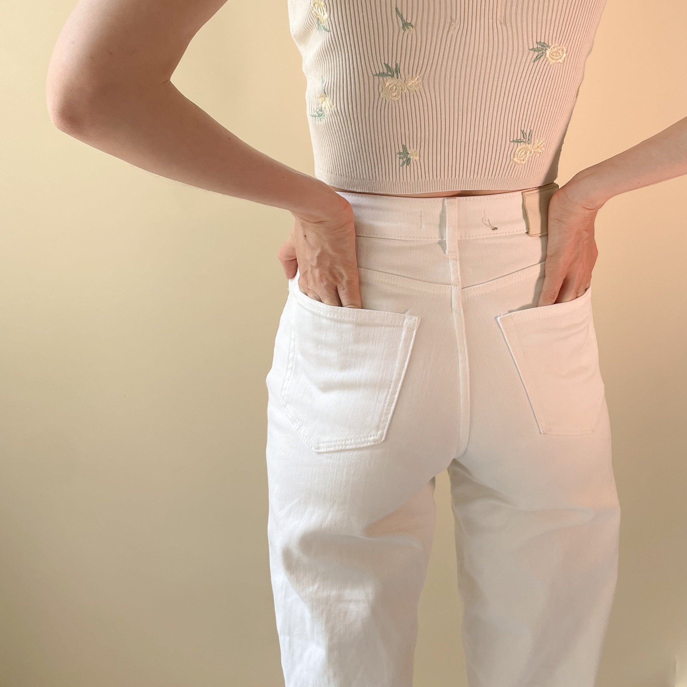 Women in white jeans from behind showing that it is not possible to see dais period underwear through jeans. 