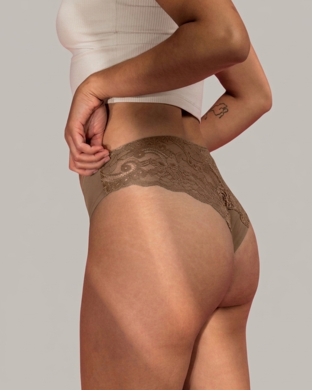 Periodenunterwäsche Brazilian mit Spitze in Caramel von dais – Frontansicht